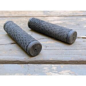 NEW GT Bicycles Logo Statement Grips | MTB BMX Handlebar Grips